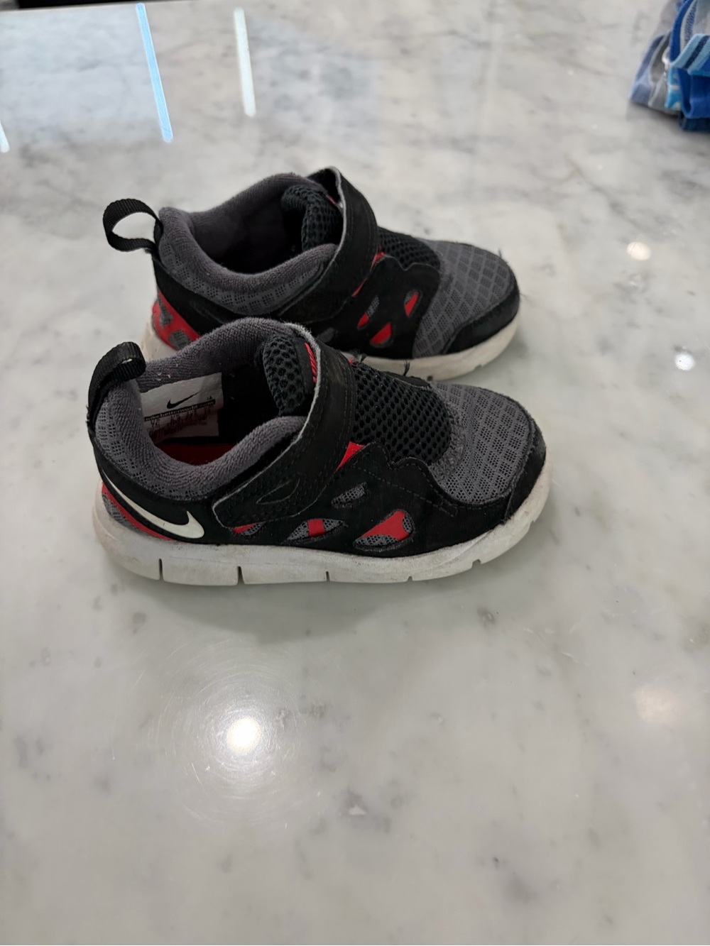 Nike Kids Black & Gray Sneakers with Red Accents - 7c